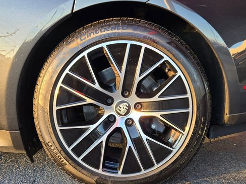 Used 2022 Porsche Taycan image 7