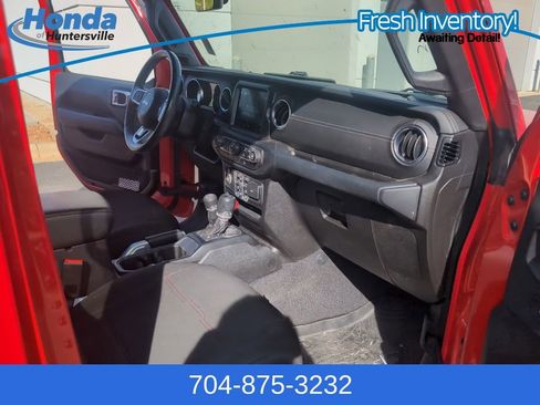 Used 2020 Jeep Wrangler Unlimited Sahara image 15