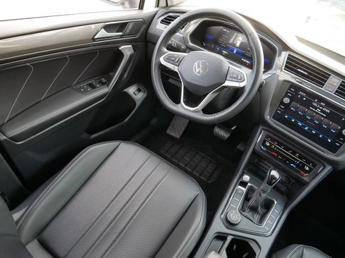 Used 2024 Volkswagen Tiguan SE image 9