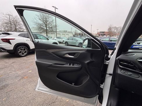 Used 2025 Buick Envista Sport Touring image 20