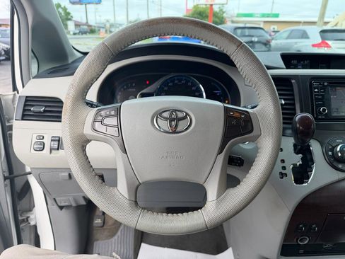 Used 2012 Toyota Sienna XLE w/ Entertainment Pkg FWD image 18