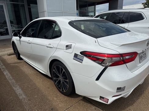 Used 2018 Toyota Camry SE image 4