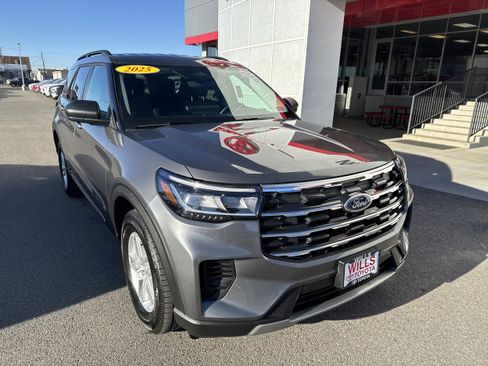 Used 2025 Ford Explorer Active image 1