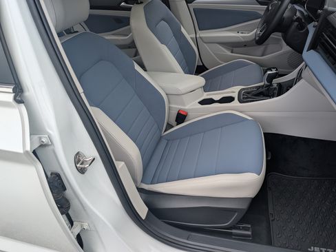 Used 2025 Volkswagen Jetta SE w/ Sunroof Package FWD image 20