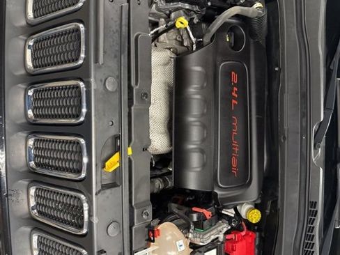 Used 2018 Jeep Renegade Latitude w/ Popular Equipment Group image 28