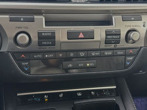 Used 2017 Lexus ES 300h w/ Luxury Package FWD image 24