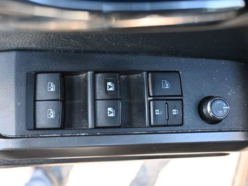 Used 2017 Toyota Tacoma SR image 11