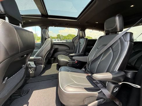 Used 2025 Chrysler Pacifica Limited FWD image 25