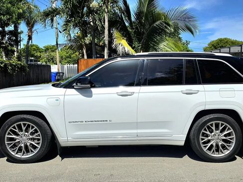 Used 2023 Jeep Grand Cherokee Summit w/ Luxury Tech Group V AWD/4WD image 9