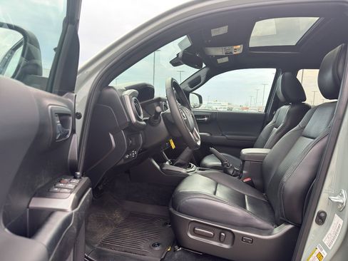 Used 2022 Toyota Tacoma TRD Off-Road w/ TRD Premium Off Road Package image 13