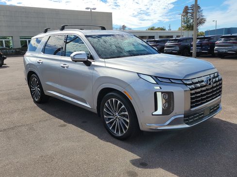 Used 2023 Hyundai Palisade Calligraphy image 2