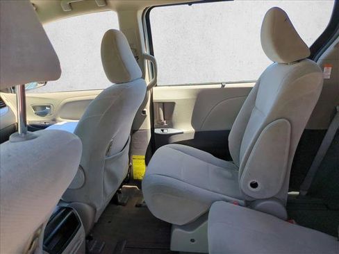 Used 2015 Toyota Sienna LE image 17