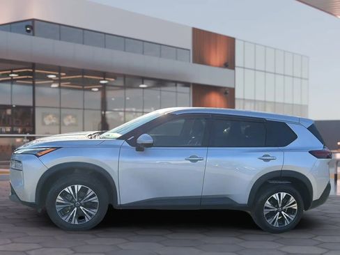 Used 2021 Nissan Rogue SV image 3