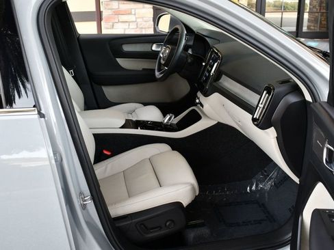 Used 2025 Volvo XC40 B5 Ultra image 43