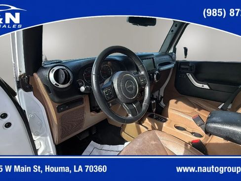 Used 2015 Jeep Wrangler Unlimited Rubicon w/ Connectivity Group AWD/4WD image 12