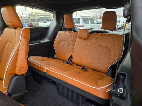 New 2026 Chrysler Pacifica Pinnacle image 31