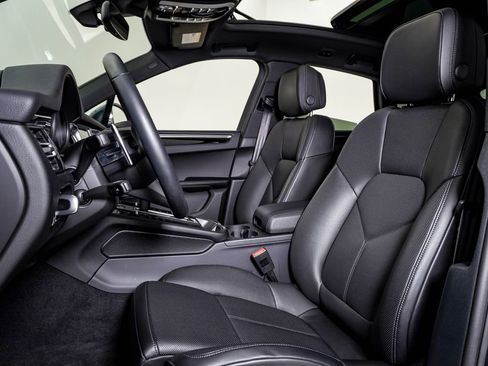 Certified 2025 Porsche Macan image 5