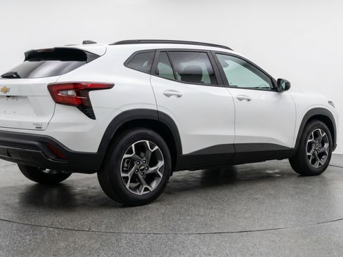 Used 2025 Chevrolet Trax LT FWD image 9