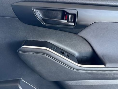 Used 2023 Toyota Highlander LE image 23