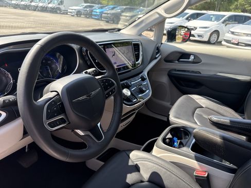 Used 2024 Chrysler Pacifica Touring-L FWD image 24