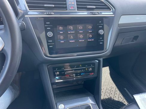 Used 2022 Volkswagen Tiguan SE w/ Panoramic Sunroof Package AWD/4WD image 10