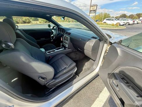 Used 2009 Dodge Challenger SE image 7