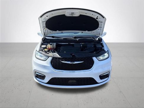 Used 2022 Chrysler Pacifica Touring-L FWD image 3