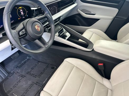Used 2025 Porsche Macan Electric RWD image 4