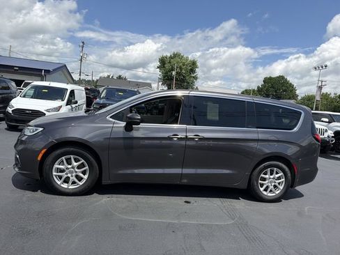 Used 2023 Chrysler Pacifica Touring-L FWD image 8