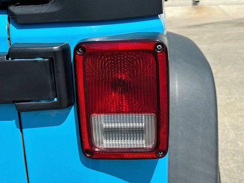 Used 2018 Jeep Wrangler Unlimited Sport w/ Connectivity Group AWD/4WD image 27
