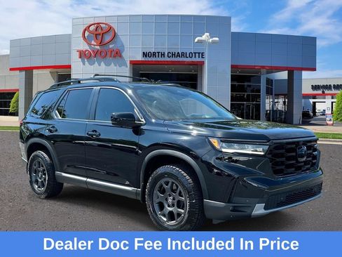 Used 2025 Honda Pilot TrailSport image 1