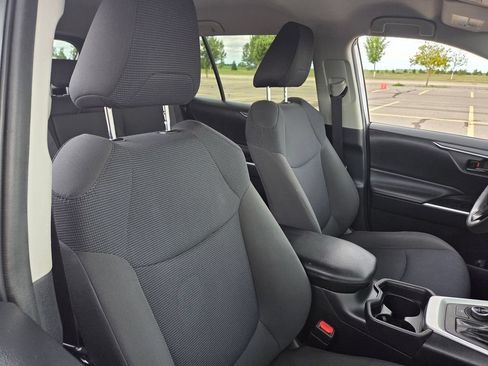Used 2019 Toyota RAV4 LE w/ Carpet Mat Package AWD/4WD image 32