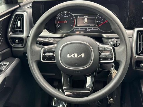 Used 2022 Kia Sorento LX image 12