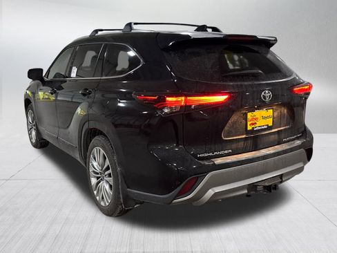 Certified 2025 Toyota Highlander Platinum image 4