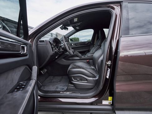 Used 2022 Porsche Cayenne Turbo GT image 30