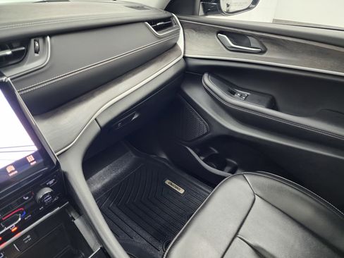 Used 2023 Jeep Grand Cherokee Limited w/ Black Appearance Package image 12