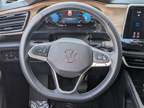 Used 2025 Volkswagen Atlas SE image 24