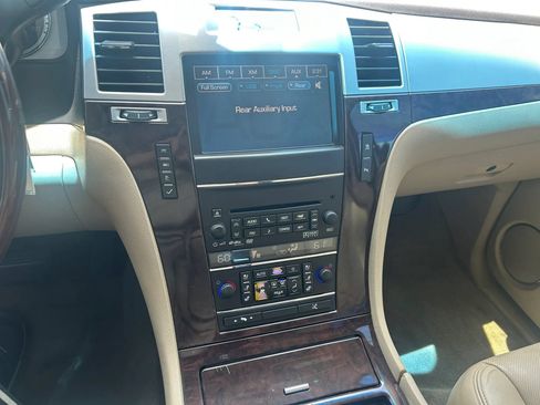 Used 2011 Cadillac Escalade Premium RWD image 47