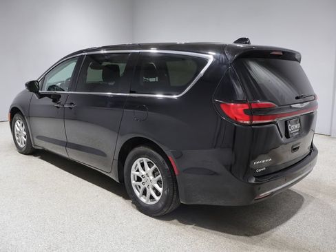Used 2024 Chrysler Pacifica Touring-L FWD image 4