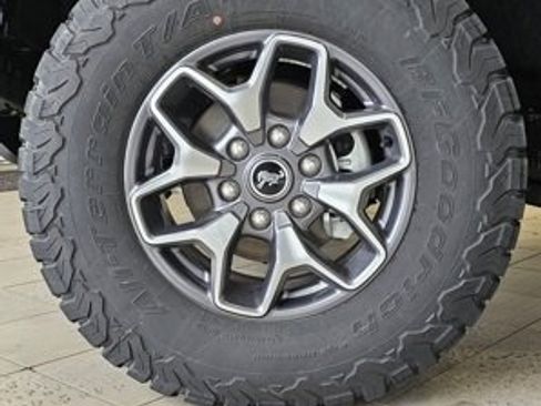 Used 2023 Ford Bronco Badlands image 9