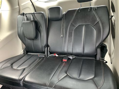 Used 2023 Chrysler Pacifica Touring-L FWD image 23