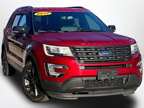 Used 2017 Ford Explorer XLT w/ XLT Technology Feature Bundle AWD/4WD image 3