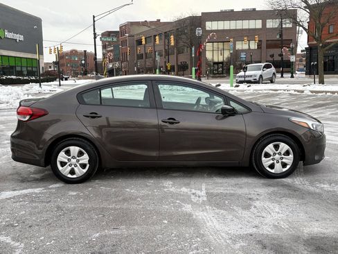 Used 2017 Kia Forte LX image 3