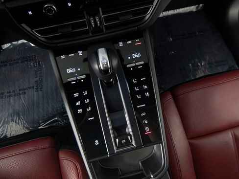 Certified 2025 Porsche Macan AWD/4WD image 27