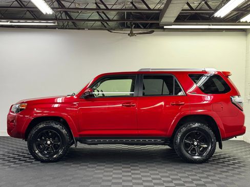 Used 2018 Toyota 4Runner SR5 AWD/4WD image 3