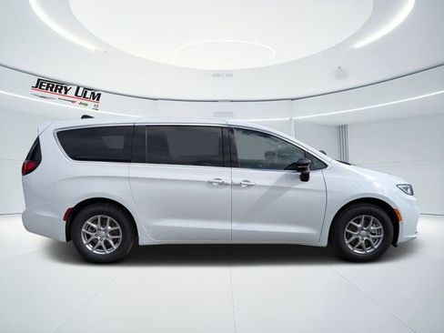 New 2026 Chrysler Pacifica Select FWD image 2