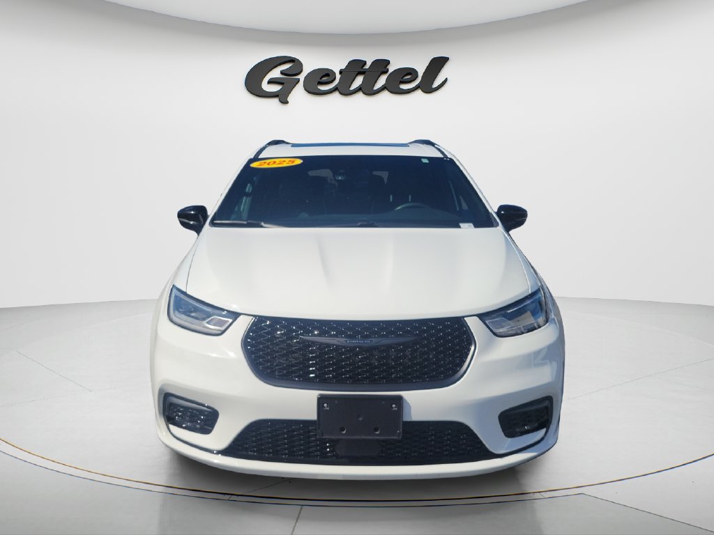 Used 2025 Chrysler Pacifica Limited FWD image 2
