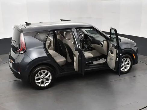 Used 2025 Kia Soul LX w/ LX Technology Package FWD image 6