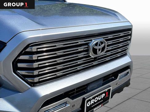 Used 2025 Toyota Tacoma Limited AWD/4WD image 31