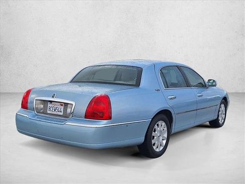 Used 2011 Lincoln Town Car Signature Limited image 5